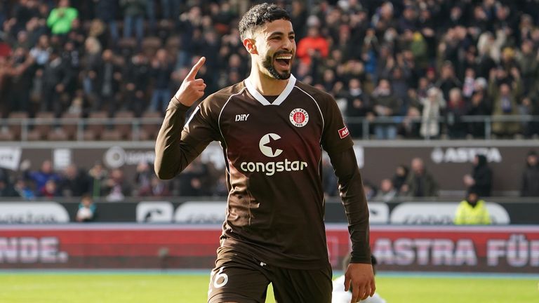 Elias Saad bejubelt seinen Treffer zum 3:2 im Spitzenspiel von St. Pauli gegen Greuther Fürth. Am Samstag ist der Tabellenführer zu Gast beim 1. FC Magdenburg