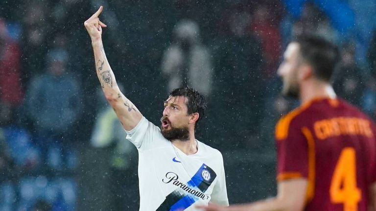 Francesco Acerbi zeigt Rom-Fans den Mittelfinger.