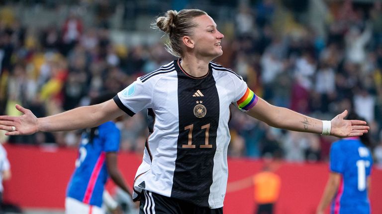 Alexandra Popp will sich mit der deutschen Auswahl für die Olympischen Spiele in Paris qualifizieren.