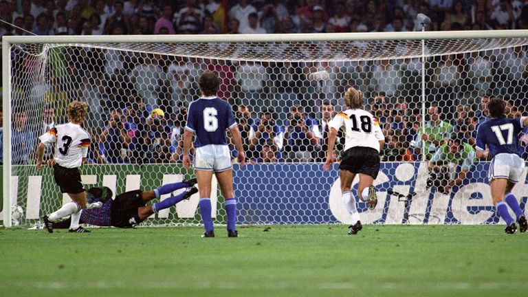 Im WM-Finale 1990 gibt es  in der 85. Minute einen Elfmeter für Deutschland. Matthäus lehnt ab, so tritt Brehme vom Punkt an - und bejubelt mit einem unhaltbaren Flachschuss ins linke untere Eck den Siegtreffer und kurz darauf den WM-Titel.