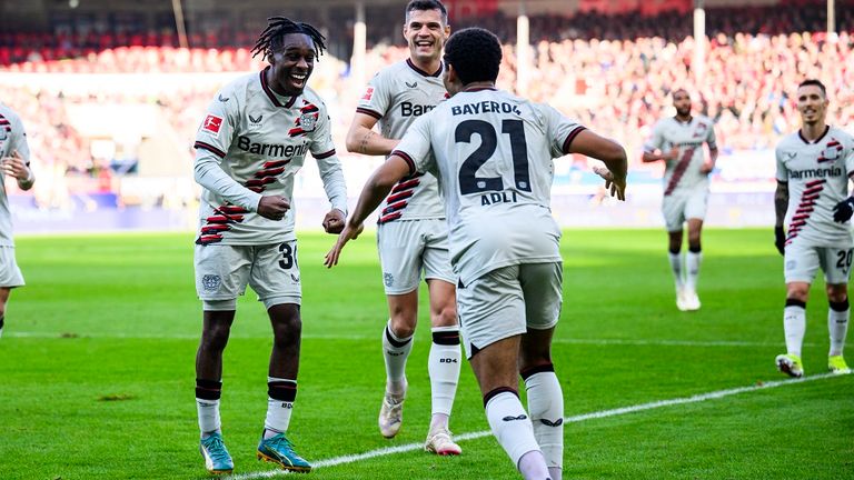 Die Leverkusen-Spieler bejubeln den Sieg in Heidenheim. Am Freitag wartet mit Mainz 05 ein Abstiegskandidat.