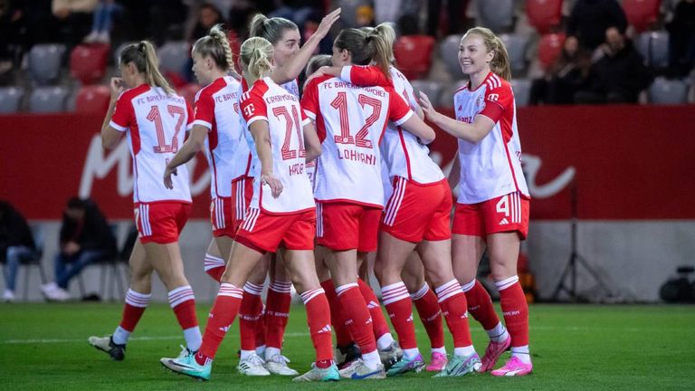 Die Frauen des FC Bayern bejubeln den deutlichen Sieg gegen Freiburg.