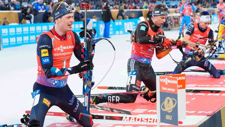 Justus Strelow (M.) verpasst mit der deutschen Biathlon-Staffel eine WM-Medaille.