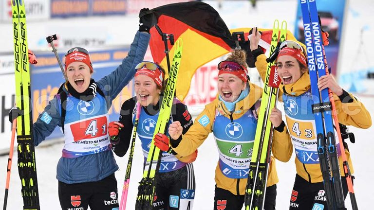 Die deutsche Damen-Staffel bejubelt Bronze bei der Biathlon-WM.