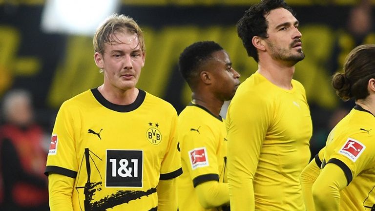 Dortmunds Julian Brandt (l.) und seine Teamkollegen sind enttäuscht.
