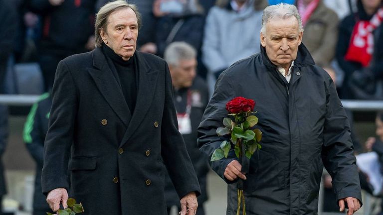 Bei der Trauerfeier von Franz Beckenbauer verabschiedete sich Andreas Brehme noch von seinem Weggefährten. Nun ist der WM-Siegtorschütze von 1990 im Alter von 63 Jahren gestorben. Sein Leben in Bildern. 