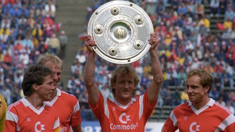 Für eine Ablsöe von zwei Millionen DM wechselte der Abwehrspieler 1986 zum FC Bayern, bis dahin die höchste Transfersumme für einen Deutschen innerhalb der Bundesliga. Mit den Münchnern feierte Brehme 1987 die Deutsche Meisterschaft. 