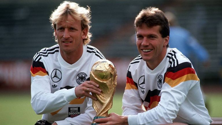 Mit Helmut Rahn und Gerd Müller reiht sich Brehme in den Kreis der WM-Siegtorschützen in die deutschen Geschichtsbücher ein - und feiert zusammen mit seinem Freund Matthäus den großen WM-Erfolg.
