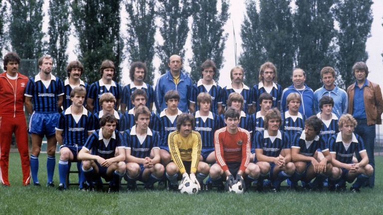Brehmes Laufbahn (1. Reihe, 1. v. r.) beginnt beim HSV Barmbek-Uhlenhorst, ehe er 1980 zum Zweitligisten Saarbrücken wechselt - auf Wunsch von Felix Magath.