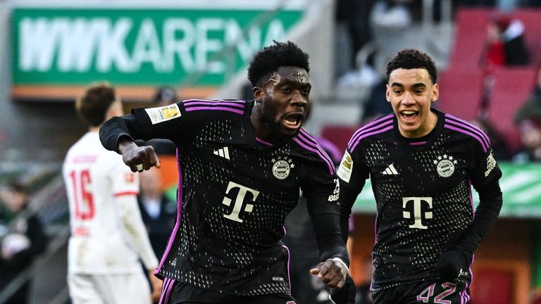 Alphonso Davies (links) jubelt zusammen mit Jamal Musiala (rechts) den Sieg vom FC Bayern München gegen den FC Augsburg. Gewinnen die Münchner am Wochenende auch im Spitzenduell gegen Bayer Leverkusen?