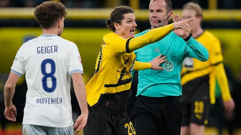 Dortmunds Marcel Sabitzer ist mit der Entscheidung von Schiedsrichter Marco Fritz nicht einverstanden.