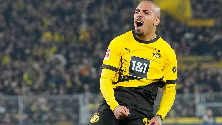  Bonyel Malen bejubelt sein Tor zum 1:0 für Dortmund gegen Freiburg. Am Dienstag (20.2.) trifft Dortmund auf Eindhoven.