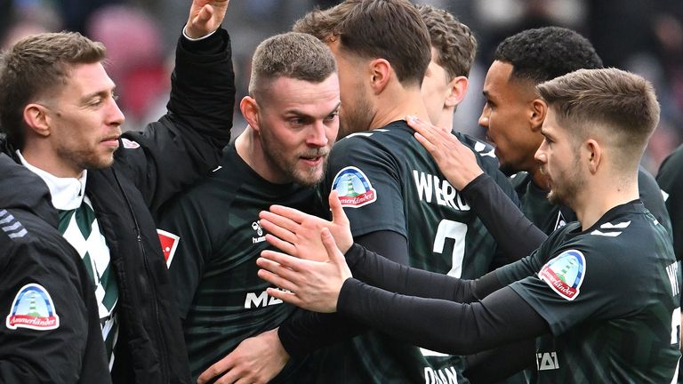 Die Spieler von Werder Bremen feiern den Torschützen Marvin Ducksch (2. von l.).