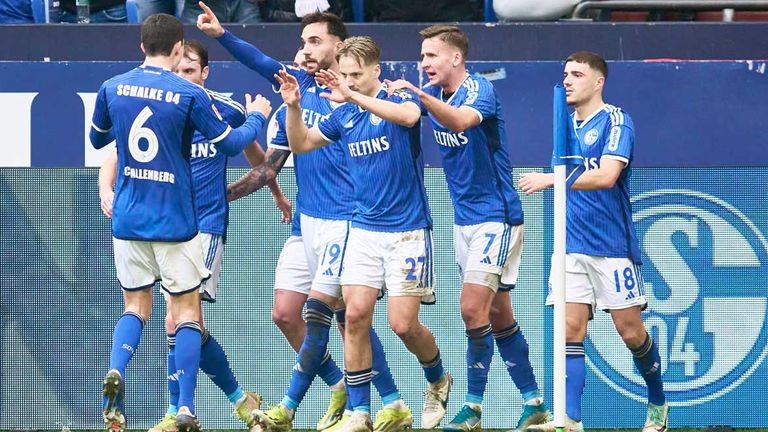 Der FC Schalke 04 feiert den Heimsieg gegen den SV Wehen Wiesbaden.