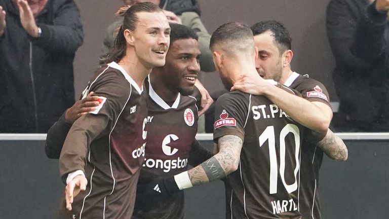 Der FC St. Pauli feiert den Heimsieg gegen Eintracht Braunschweig.