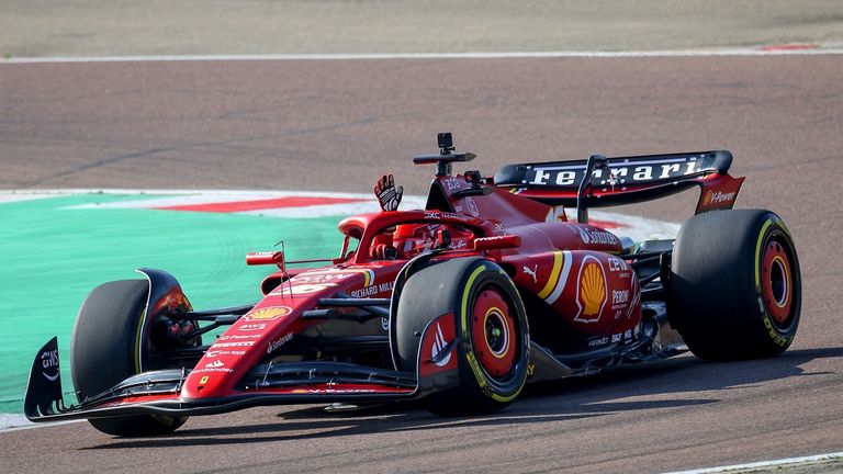  Charles Leclerc im neuen Ferrari Auto vor den Testfahrten in Bahrain. 