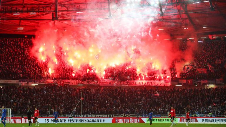 Hannover 96 muss eine saftige Geldstrafe für das Pyro-Vergehen seiner Fans bezahlen.