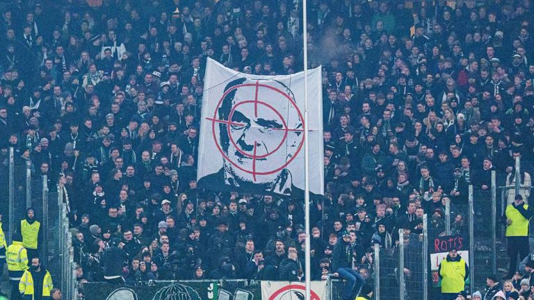 Mit einem Fadenkreuz-Plakat gegen Martin Kind haben Hannover-Fans in Hamburg eine lange Spielunterbrechung verursacht.