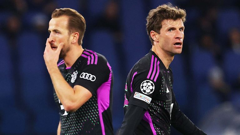 Harry Kane (l.), Thomas Müller und der FC Bayern unterliegen bei Lazio mit 0:1. 