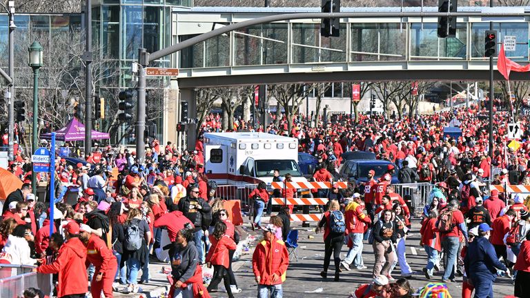 Die Parade der Kansas City Chiefs wird von Schüssen überschattet.