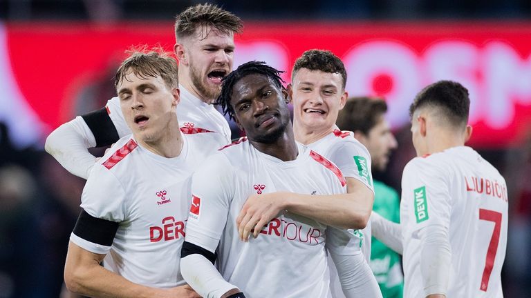 Die Spieler des 1. FC Köln feiern 1:0-Torschütze Faride Alidou (Mitte).