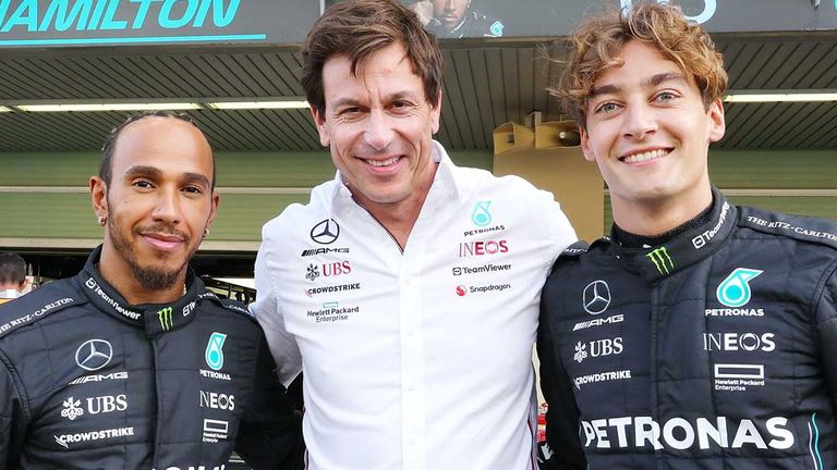 Lewis Hamilton, Mercedes-Teamchef Toto Wolff und George Russell (v.l.n.r.).