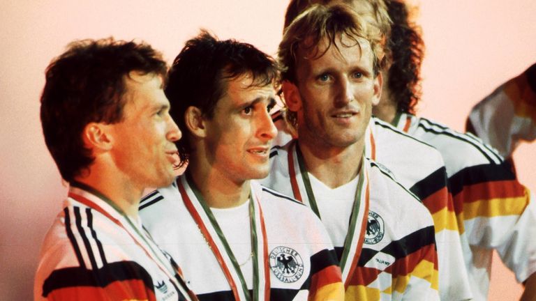 Andreas Brehme (r.) mit Lothar Matthäus (l.) und Pierre Littbarski nach dem Gewinn der WM 1990.