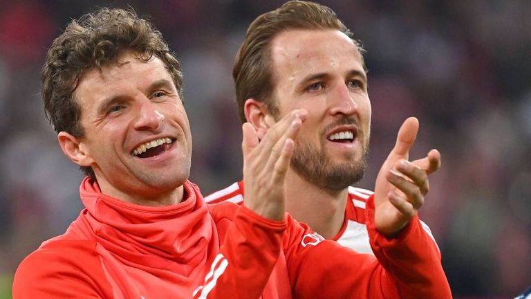 Thomas Müller bejubelt den Bayern-Sieg gegen Gladbach.