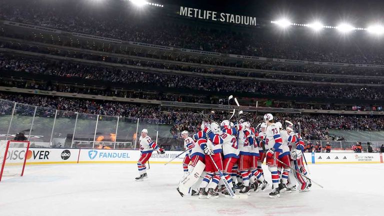 Die New York Rangers bejubeln ihren Sieg gegen die Islanders.