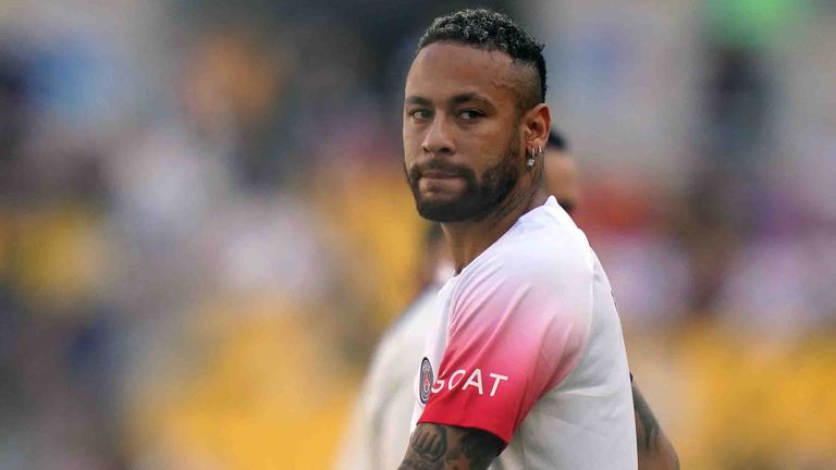 Rund um den Transfer von Neymar zu PSG bekommt Paris Probleme mit den Behörden.