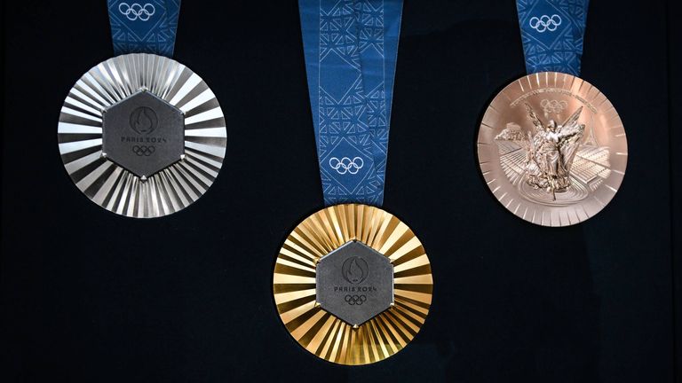 Die Medaillen bei den diesjährigen Olympischen Spielen in Paris enthalten ein kleines Stück des berühmten Eiffelturms. 