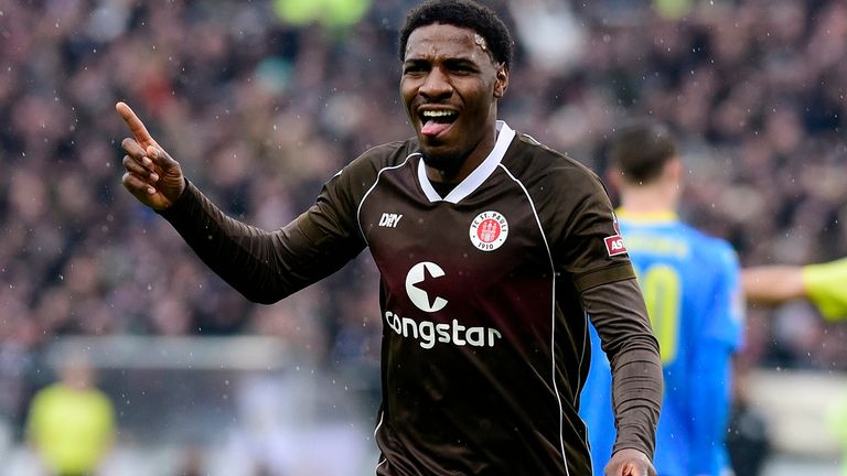 Oladapo Afolayan bejubelt seinen Treffer gegen den Eintracht Braunschweig. Trifft er auch am kommenden Wochenende im Spitzenduell gegen Holstein Kiel?