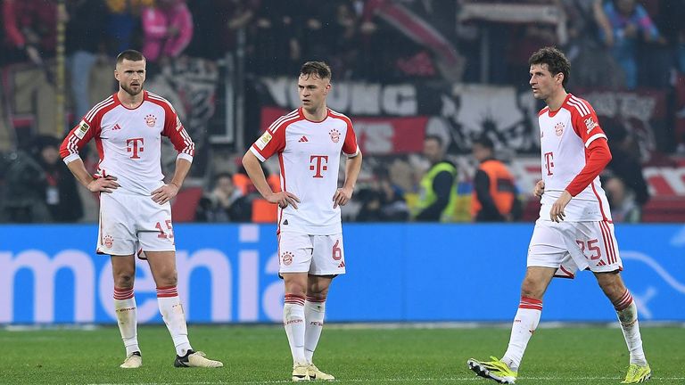 Enttäuschung bei den Bayern Spielern: Eric Dier (l.), Joshua Kimmich (m.) und Thomas Müller (r.) nach der 3:0-Niederlage gegen Leverkusen. Am Sontag (18.2.) geht es weiter im Auswärtsspiel gegen Bochum.