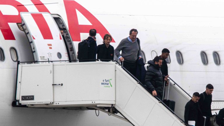 Die Stars von Real Madrid landen auf dem Flughafen von Erfurt.