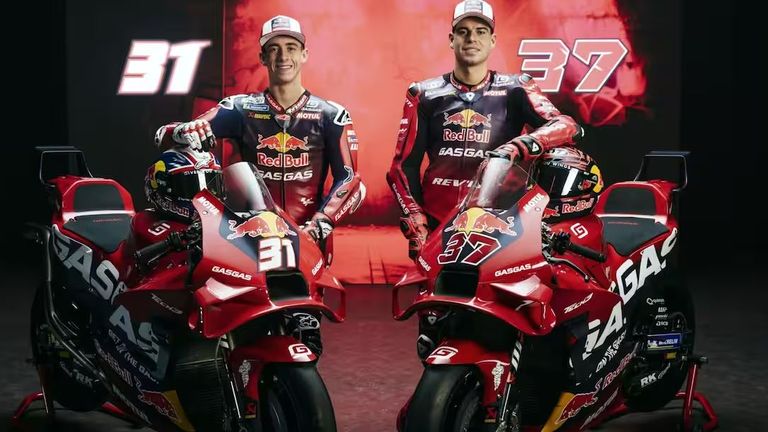 RED BULL GASGAS TECH3: Red Bull ist ab 2024 Hauptsponsor, daher wurde das bekannte Rot von KTM um dunkelblaue Elemente an den Seiten erweitert.
Fahrer: Augusto Fernandez / Pedro Acosta (Quelle: Sky Italia)
