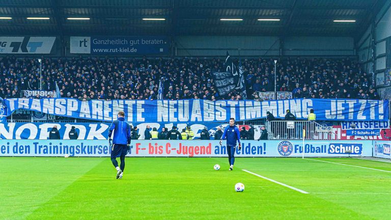 Die Fans des FC Schalke 04 zeigen mit Transparenten ihren Unmut über den Investoreneinstieg bei der DFL.
