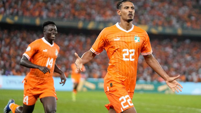 Sebastien Haller (r.) schießt die Elfenbeinküste zum Titel beim Afrika-Cup.