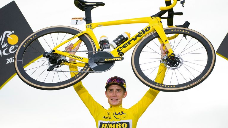  Jonas Vingegaard hat 2023 als Gesamtsieger der Tour de France in Paris gejubelt. 