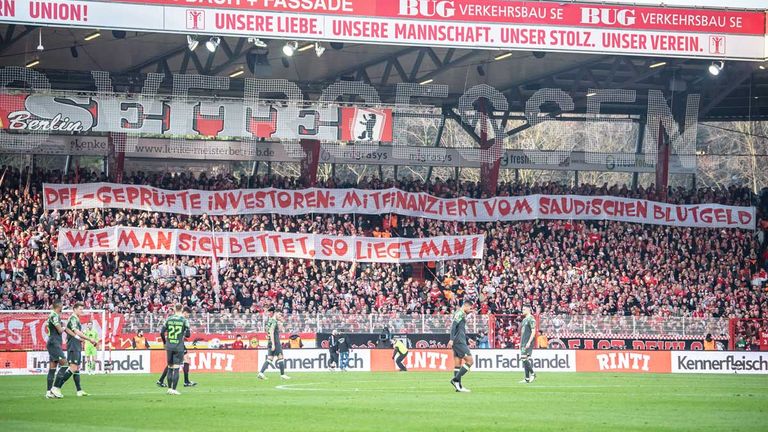 Heftige Fan-Proteste bei Union Berlin gegen den VfL Wolfsburg.