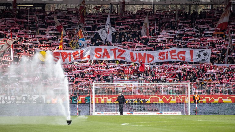 "Spiel, Satz und Sieg!" Die Fans von Union Berlin haben auf den geplatzten Investoren-Deal reagiert.