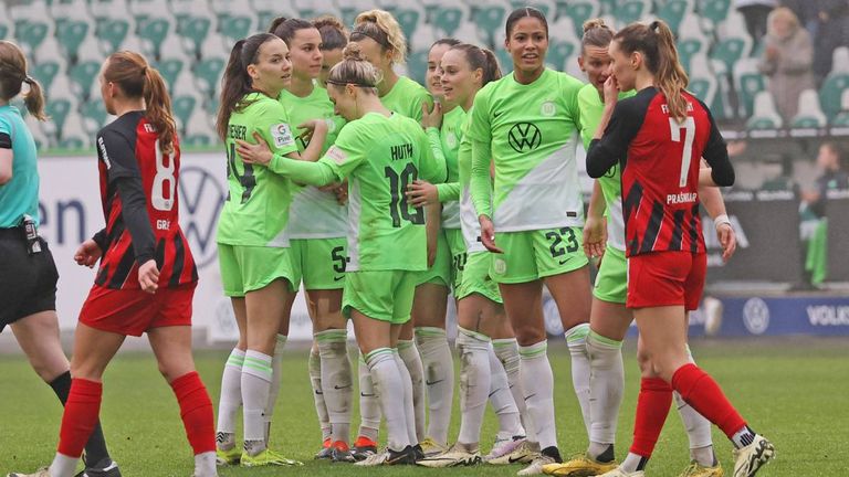 Die Frauen des VfL Wolfsburg bejubeln den Sieg gegen Frankfurt.
