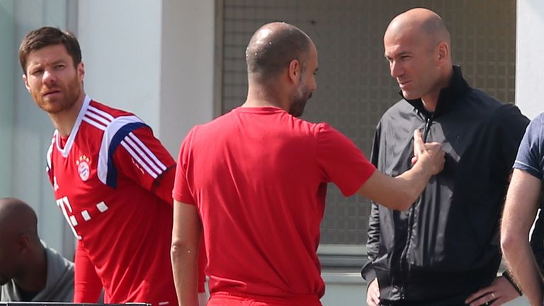 Ehemalige und zukünftige Bayern-Trainer in einem Bild? Zinedine Zidane schaute 2015 mal bei einem Bayern-Training unter Pep Guardiola dabei. Xabi Alonso schaute interessiert zu.