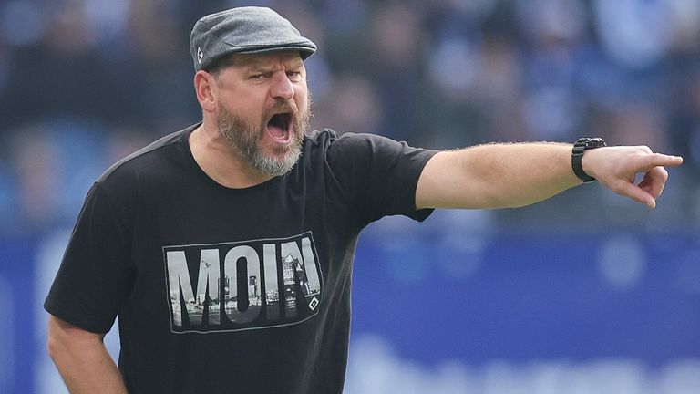 HSV-Trainer Steffen Baumgart machte seinen Spielern am Sky Mikrofon eine Ansage.