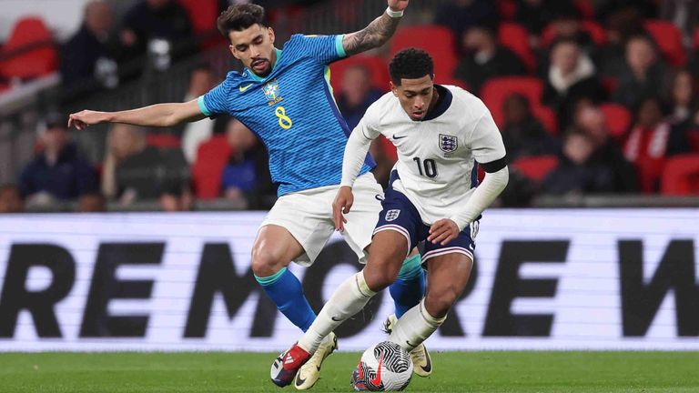 Jude Bellingham verliert mit England im Freundschaftsspiel gegen Brasilien.