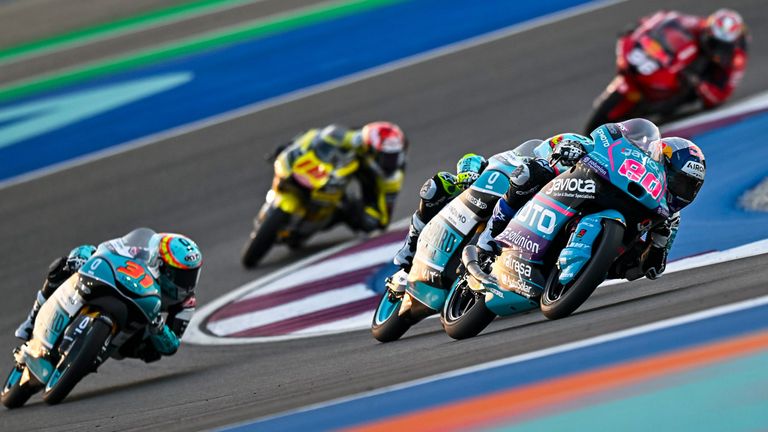 David Alonso (vorne rechts) gewinnt Moto3-Auftakt in Katar.