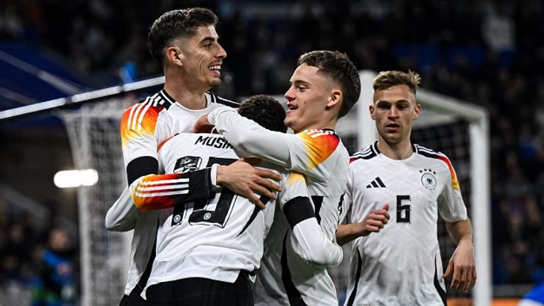 Die deutsche Mannschaft bejubelt das 2:0 durch Kai Havertz (l.).