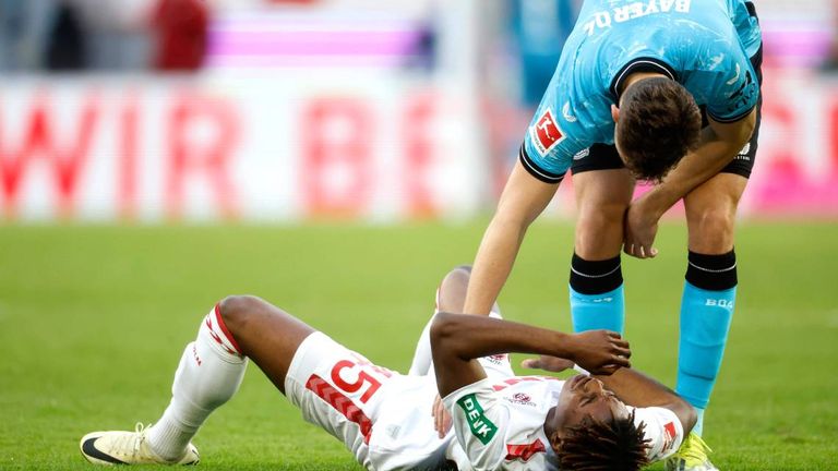 Diehl verletzt sich im Rheinderby gegen Bayer Leverkusen und verlässt den Platz nur vier Minuten nach seiner Einwechslung wieder.