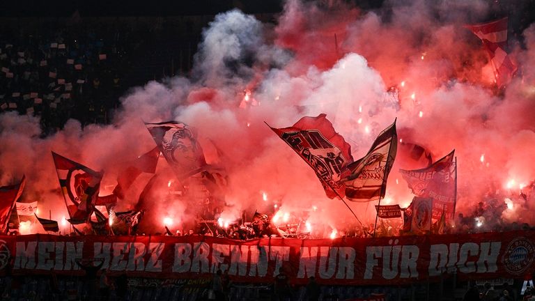 Die Fans des FC Bayern haben beim Auswärtsspiel in Rom ordentlich Pyro abgebrannt.