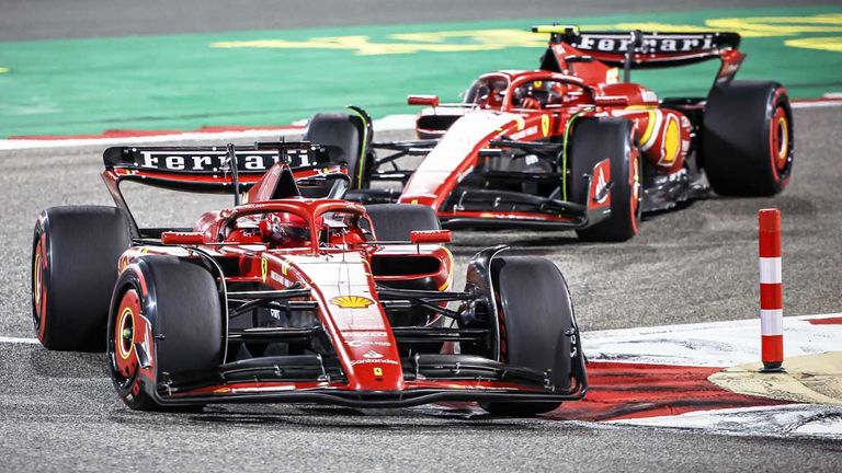 Charles Leclerc (vorne) ist bei Ferrari die Nummer eins, doch in Bahrain hat Carlos Sainz den besseren Eindruck hinterlassen.