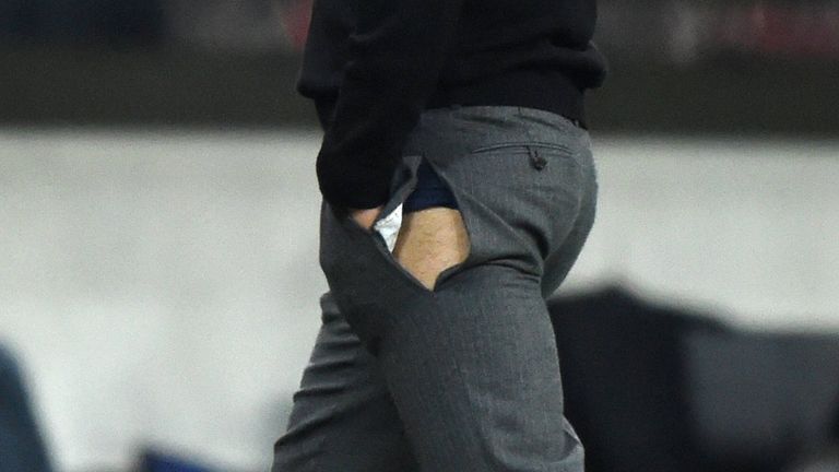 Die Hose von Bayern-Trainer Pep Guardiola hielt den Jubelarien gegen den FC Porto nicht stand.